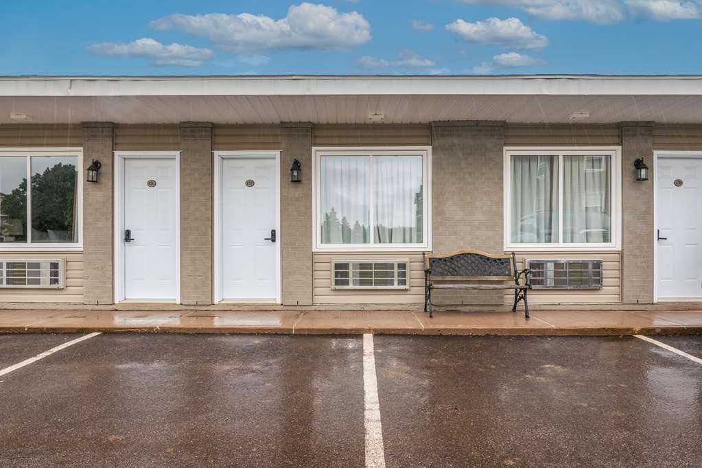 Canadas Best Value Inn & Suites-Шарлъттаун Екстериор снимка