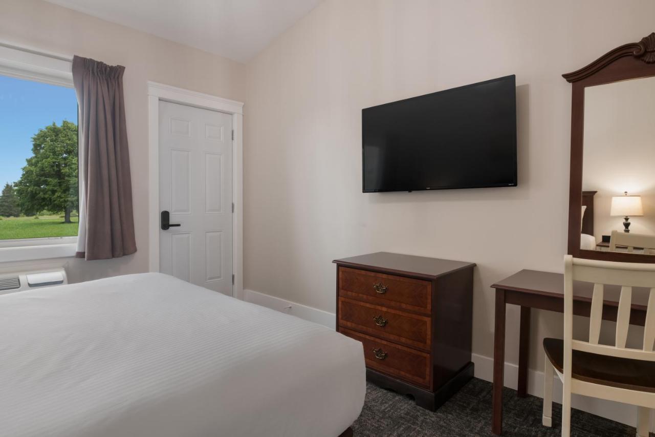 Canadas Best Value Inn & Suites-Шарлъттаун Екстериор снимка