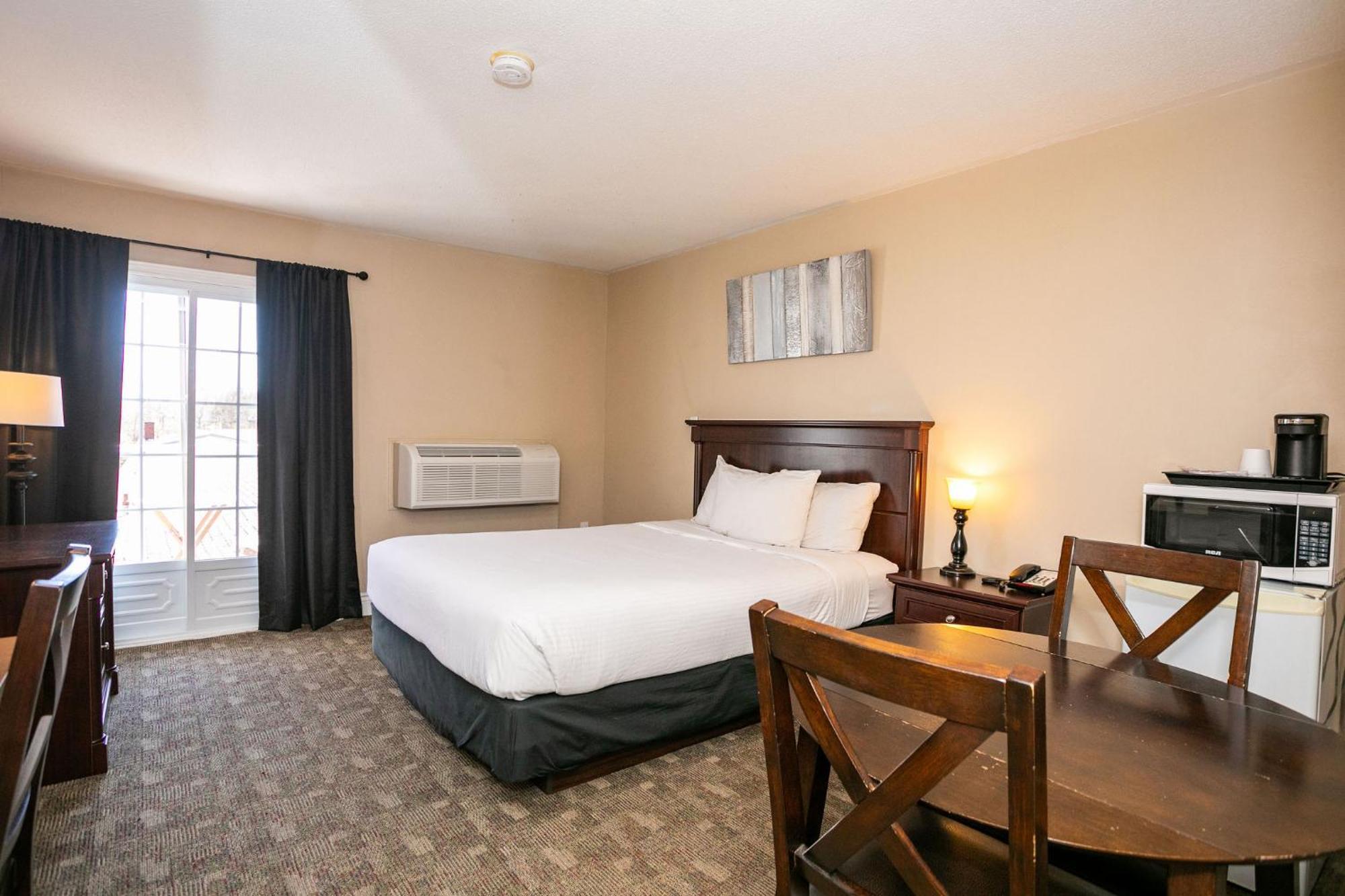 Canadas Best Value Inn & Suites-Шарлъттаун Екстериор снимка