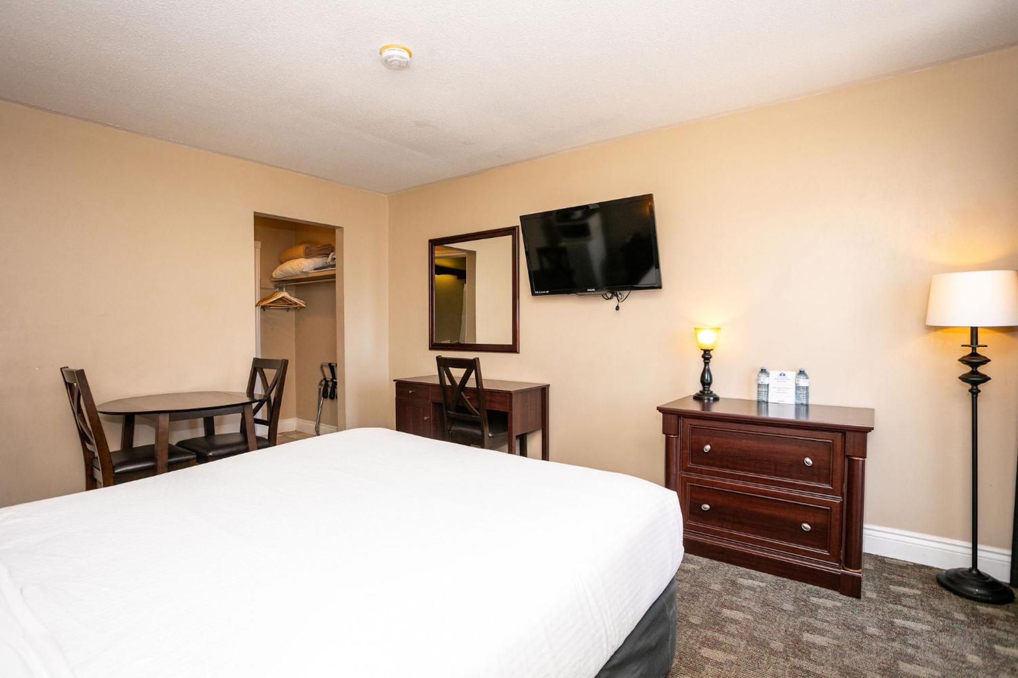 Canadas Best Value Inn & Suites-Шарлъттаун Екстериор снимка